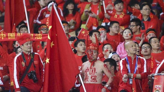 《十》是一部都市女性题材的伊朗电影，真实展现了伊朗都市女性在现代社会中地位的缺失，揭示这些城市里的女人们在现代文明浸染的社会里虽然衣食无忧，但依然被一个个生命的圆圈牢牢地锁住，每一次挣脱都要付出沉重的代价，女性解放之路依然漫长。